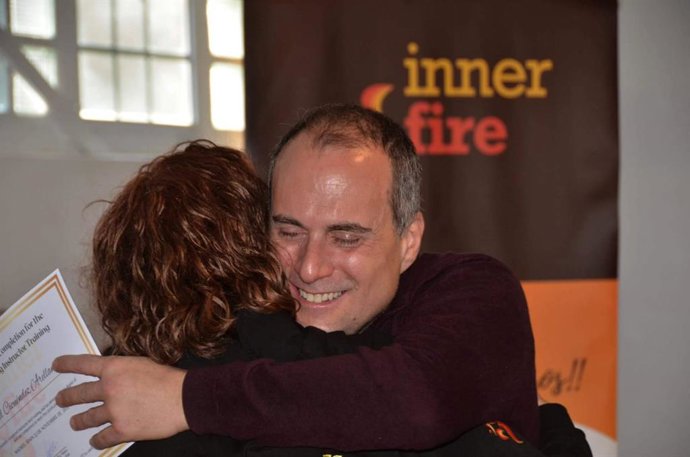 David Cicuéndez, primer invidente certificado en fire walking y dinámicas de alto impacto por Innerfire