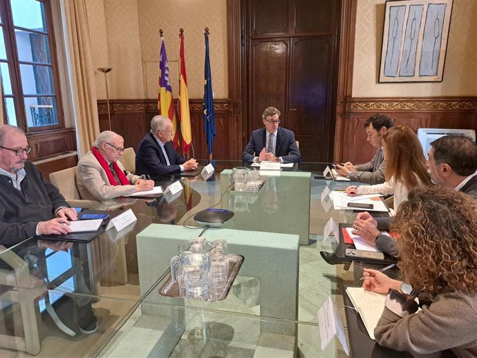 El vicepresidente y conseller de Economía, Hacienda e Innovación, Antoni Costa, se reúne con representantes de entidades económicas y sociales