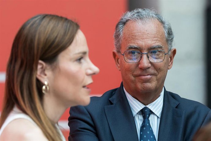 Archivo - La portavoz de Vox en la Asamblea de Madrid, Isabel Pérez Moñino, y el presidente de la Asamblea de Madrid, Enrique Ossorio.