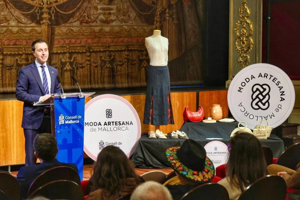 El presidente del Consell de Mallorca, Lloren Galmés, presenta la marca Moda Artesana de Mallorca.