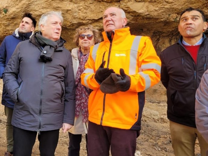 El consejero Octavio López, el director general Miguel Ángel Arminio y la alcaldesa de Jaraba, Felicidad Pérez, han comprobado los daños del derrumbe.