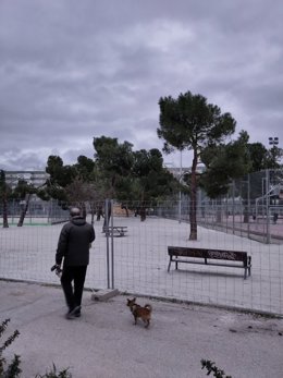 Archivo - Asociación de Vecinos de Aluche alerta de la cubrición con cemento del suelo del parque