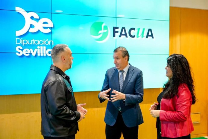 El presidente de la Diputación de Sevilla, Javier Fernández, con el secretario general de Facua-Consumidores en Acción, Rubén Sánchez, y la presidenta en Sevilla, Rocío Algeciras.