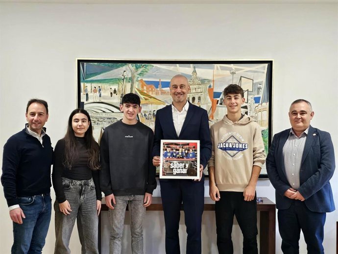 El alcalde de Torrelavega recibe a los alumnos de El Salvador tras su brillante participación en 'Saber y Ganar'