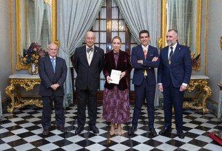 La presidenta de la Diputación de Cádiz, Almudena Martínez, en el acto en el que Abel Ippólito Ruiz ha ingresado como académico de número en la Real Academia Provincial de Bellas Artes de Cádiz.