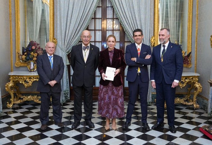 La presidenta de la Diputación de Cádiz, Almudena Martínez, en el acto en el que Abel Ippólito Ruiz ha ingresado como académico de número en la Real Academia Provincial de Bellas Artes de Cádiz.