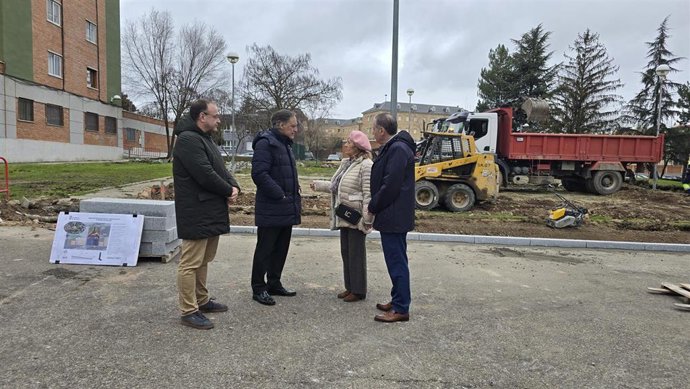 El alcalde de Salamanca, Carlos García Carbayo, visita las obras de la plaza de Santa Cecilia.