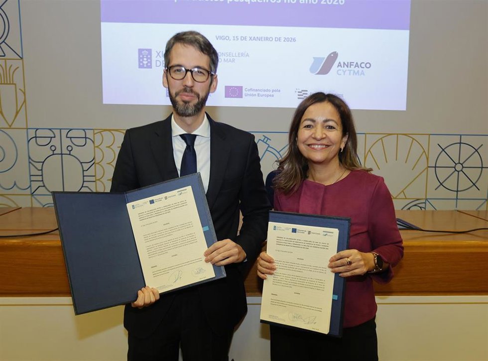 El secretario general de Anfaco, Roberto Alonso, y la conselleira do Mar, Marta Villaverde, firman un convenio de colaboración entre la Xunta y Anfaco-Cytma.