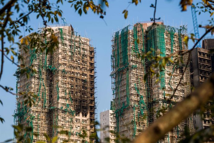 Imagem de arquivo do complexo de arranha-céus incendiado em Hong Kong.