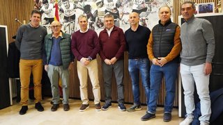Foto de familia tras la reunión entre el presidente de la Real Federación Española de Ciclismo (RFEC), José Vicioso, y representantes del colectivo júnior.