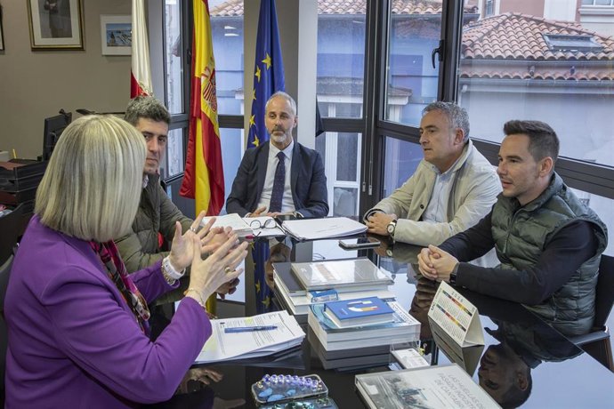 El consejero de Educación recibe al alcalde de Liérganes