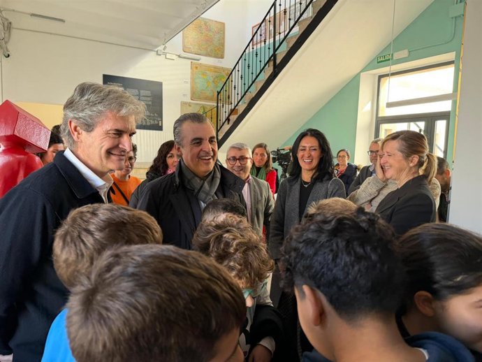 El conseller de Educación y Universidades, Antoni Vera, visita el Museo de la Educación.