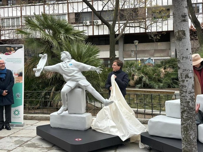 El alcalde de Madrid, José Luis Martínez-Almeida, desvela la escultura en el parque Gregorio Ordoñez.