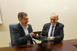 Rodríguez y Reigosa durante la firma del acuerdo.