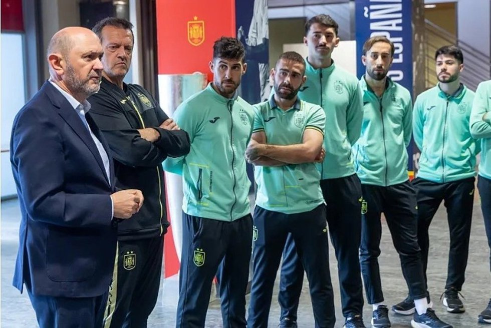 El presidente de la RFEF, Rafael Louzán, apoya a la selección de fútbol sala antes del Europeo 2026.