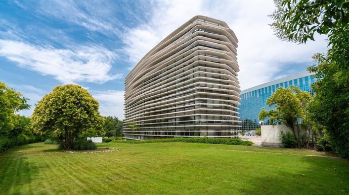 Edificio de oficinas ubicado en el número 37 de la calle Ramírez de Arellano de Madrid.