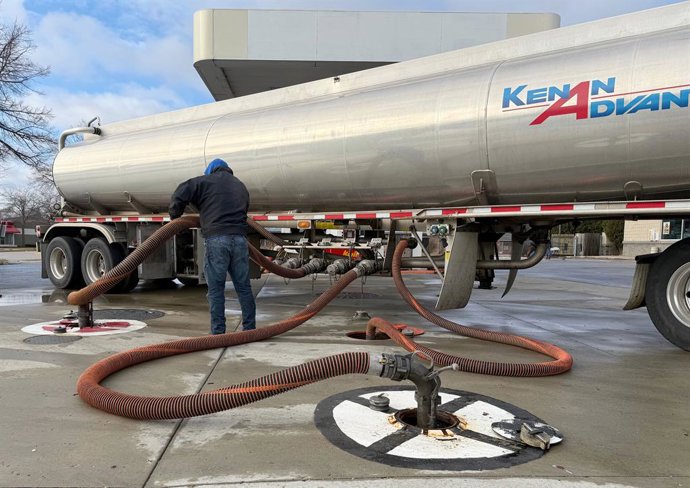 January 9, 2026, Racine, Wisconsin, USA: Underground storage tanks are filled by a wholesaler at a gas station in Racine, Wisconsin Friday January 9, 2026, the day oil company executives met with President Donald J. Trump. It is not clear what effect Trum