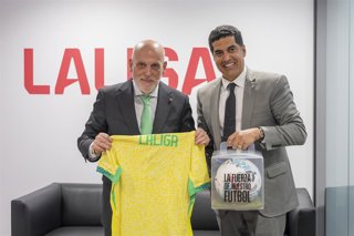 El presidente de LaLiga, Javier Tebas, y el vicepresidente de la CBF, Gustavo Dias Henrique, en la sede de la patronal de clubes española en Madrid.