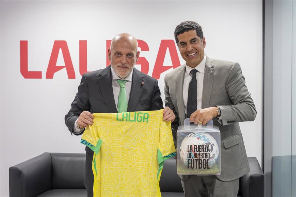 El presidente de LaLiga, Javier Tebas, y el vicepresidente de la CBF, Gustavo Dias Henrique, en la sede de la patronal de clubes española en Madrid.