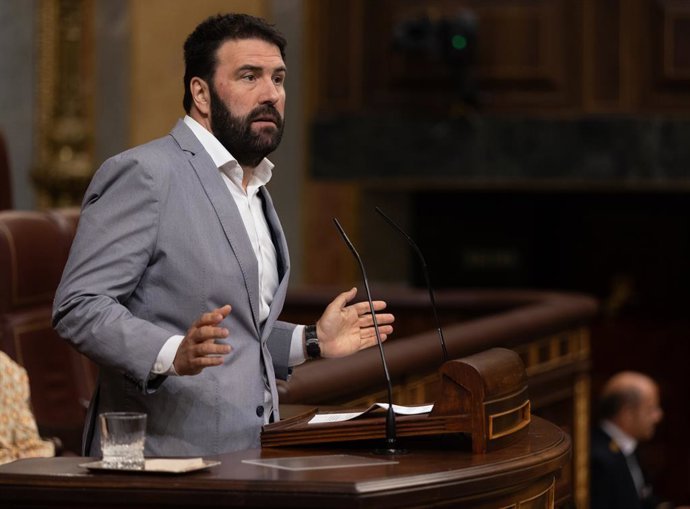 Archivo - El diputado de EH Bildu Jon Iñarritu durante una sesión plenaria extraordinaria, en el Congreso de los Diputados, a 22 de julio de 2025, en Madrid (España). El Congreso cierra este martes, 22 de julio, el curso parlamentario debatiendo en un Ple