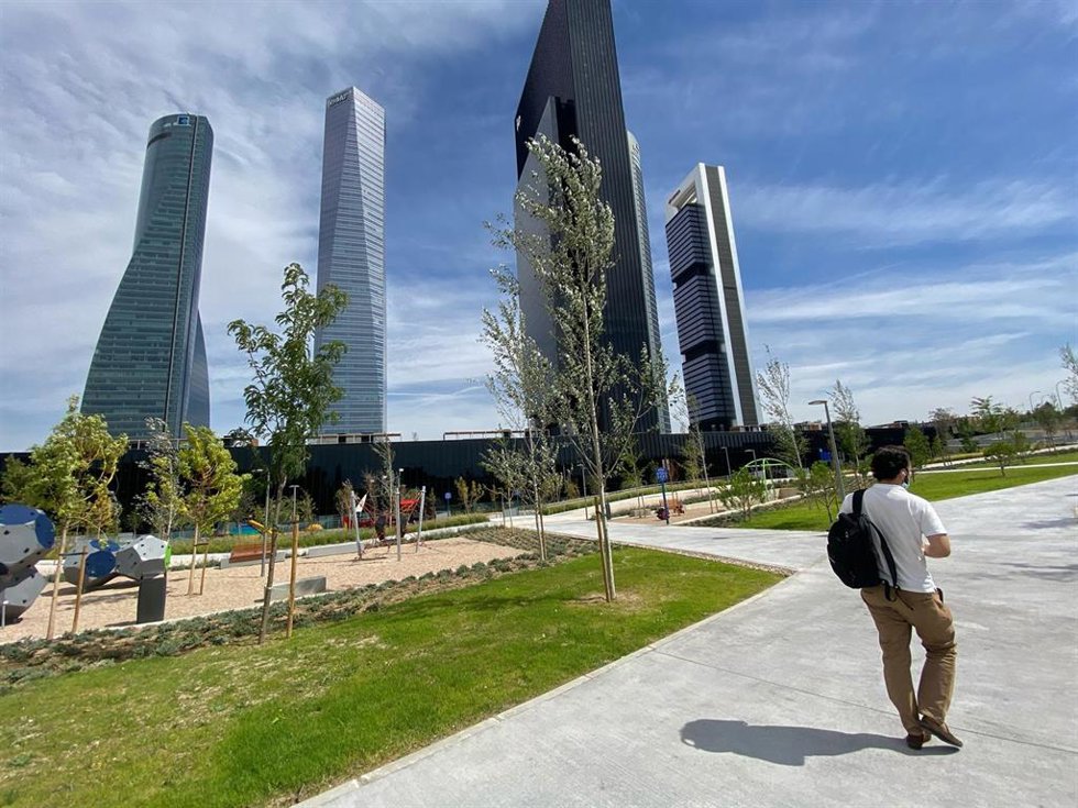 Archivo - Una persona pasa por delante del Parque Caleido, en Madrid (España). El