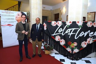 El teniente de alcaldesa del Ayuntamiento de Jerez, Jaime Espinar (i), junto al delegado de Cultura, Francisco Zurita (d), en el acto de presentación de 'Los Balcones de Lola', dedicado a Lola Flores.