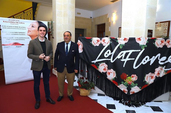 El teniente de alcaldesa del Ayuntamiento de Jerez, Jaime Espinar (i), junto al delegado de Cultura, Francisco Zurita (d), en el acto de presentación de 'Los Balcones de Lola', dedicado a Lola Flores.