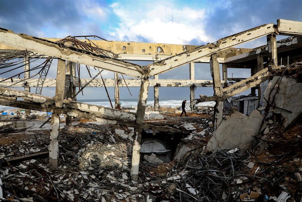 Edificio derrumbado en ciudad de Gaza por la ofensiva israelí en la Franja
