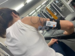 Persona trabajando la fuerza