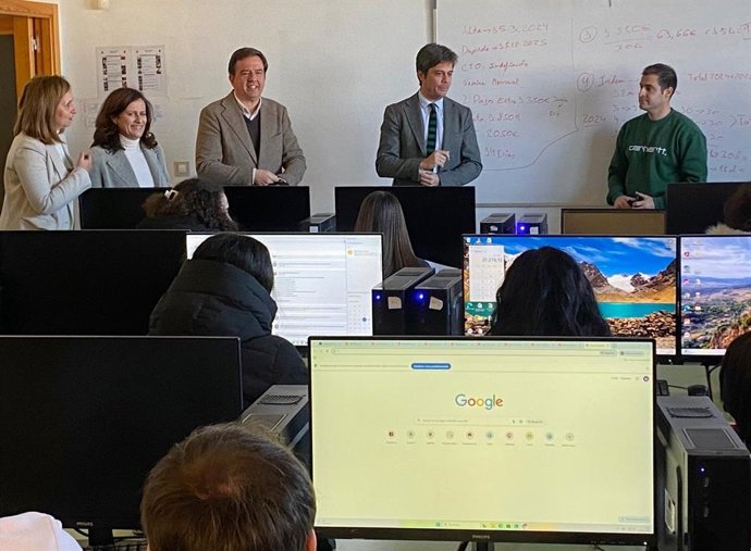 Copé (centro), en su visita a Lucena.