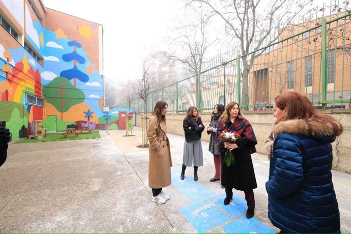 La alcaldesa de Zaragoza, Natalia Chueca, visita el colegio Marcos Frechín, en el distrito de Las Fuentes