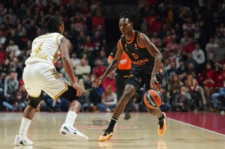 Brancou Badio durante el Estrella Roja-Valencia Basker de la Euroliga 25-26