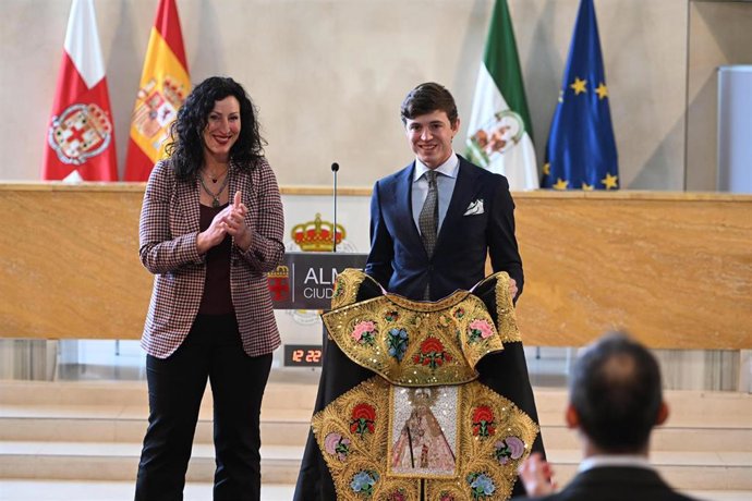 La alcaldesa de Almería, María del Mar Vázquez, entrega el Capote de Paseo al diestro Jorge Martínez.
