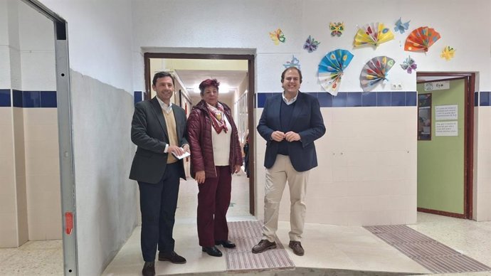 El subdelegado de la Junta en el Campo de Gibraltar, Javier Ros, y el concejal de Educación en el Ayuntamiento de Algeciras, Javier Vázquez, en una visita a un colegio de Algeciras donde se están realizando actuaciones por parte de la Junta.