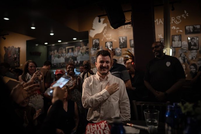 Archivo - September 18, 2025, Washington, District Of Columbia, USA: Mahmoud Khalil speaks at Busboys and Poets in Washington, D.C., alongside journalist Karen Attiah, who was recently dismissed from The Washington Post. Referencing the latest ruling in h