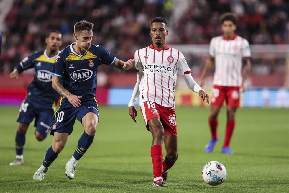 Archivo - Azzedine Ounahi (Girona FC) y Pol Lozano (RCD Espanyol), durante el partido de LaLiga EA Sports entre el Girona y el Espanyol disputado en el estadio de Montilivi, el 26 de septiembre de 2025, en Girona
