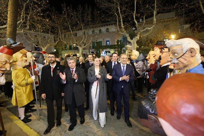 La presidenta del Govern, Marga Prohens, en la Revetla de Sant Antoni de sa Pobla en 2024