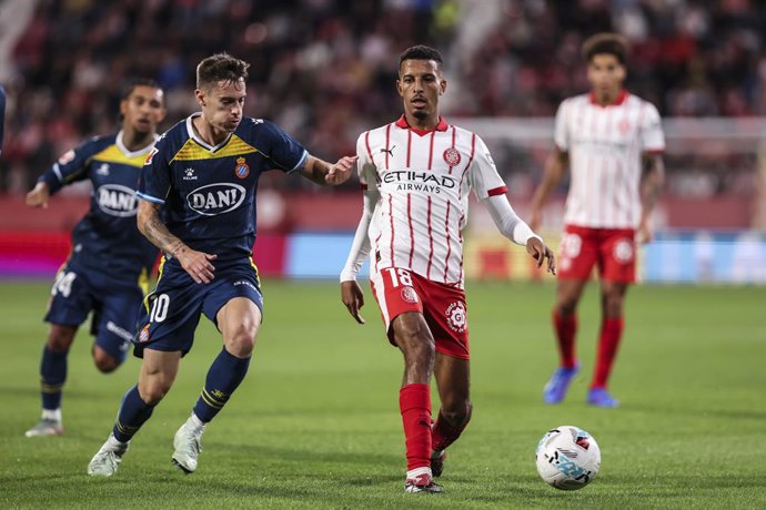 Archivo - Azzedine Ounahi of Girona FC and Pol Lozano of RCD Espanyol in action during the Spanish league, La Liga EA Sports, football match played between Girona FC and RCD Espanyol at Montilivi stadium on September 26, 2025 in Girona, Spain.