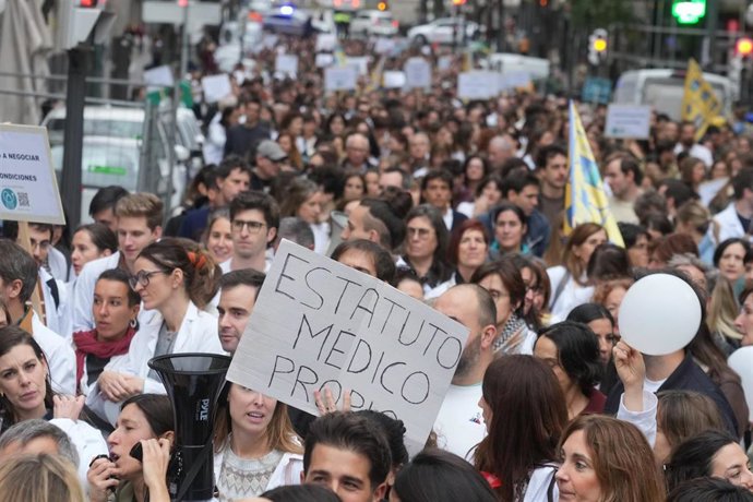 Archivo - Médicos durante una manifestación convocada por el Sindicato Médico de Euskadi