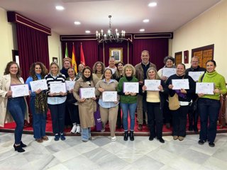 Foto de familia de las 23 mujeres de Trebujena que han finalizado el Programa de Formación para el Empleo Femenino en Atención Sociosanitaria en el Domicilio promovido por la Diputación de Cádiz