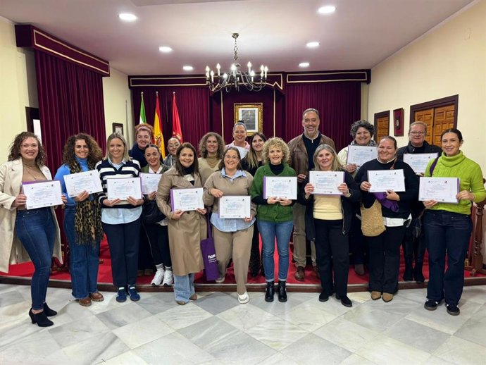 Foto de familia de las 23 mujeres de Trebujena que han finalizado el Programa de Formación para el Empleo Femenino en Atención Sociosanitaria en el Domicilio promovido por la Diputación de Cádiz