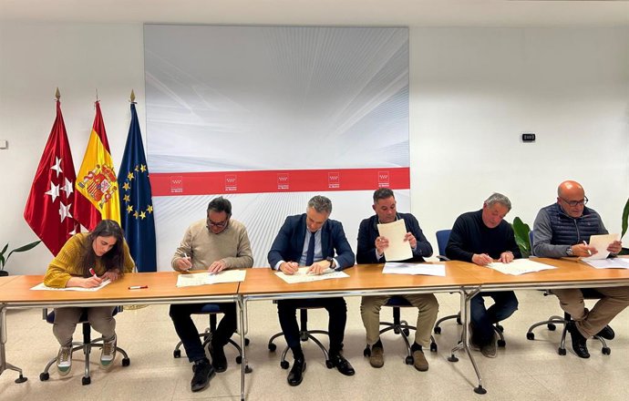 El consejero de Medio Ambiente, Agricultura e Interior de la Comunidad de Madrid, Carlos Novillo, firma un acuerdo con los representantes de las principales asociaciones del sector primario madrileño para proteger el campo frente al acuerdo UE-Mercosur