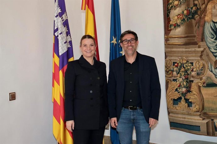 La presidenta del Govern, Marga Prohens, y el alcalde de Campanet, Guillem Roselló.