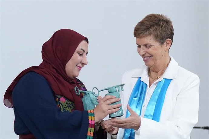 Las activistas Reem Alhajajra (i) y Yael Admi (d) reciben el 37 Premi Internacional Catalunya, a 15 de enero de 2026, en Barcelona Cataluña (España). El premio se concede a las activistas israelí y palestina que luchan por la paz en Oriente Medio.