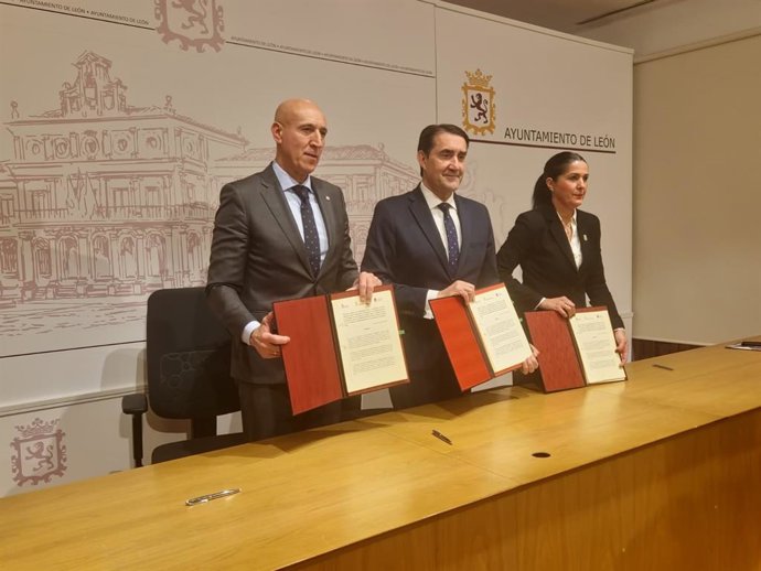 El alcalde de León, José Antonio Diez (izquierda); el consejero de Medio Ambiente, Vivienda y Ordenación del Territorio, Juan Carlos Suárez-Quiñones (centro) y la regidora de San Andrés del Rabanedo, Ana María Fernández Caurel (derecha).