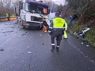 Accidente en el que muere el conductor de una furgoneta en una colisión frontal contra un camión en Sarria