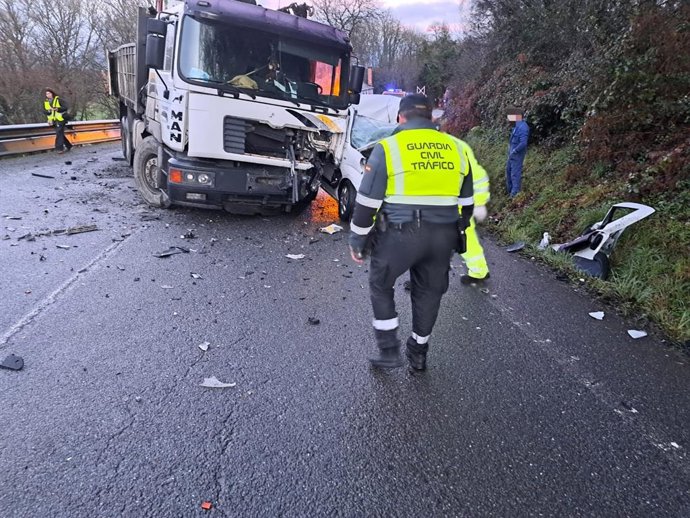 Accidente en el que muere el conductor de una furgoneta en una colisión frontal contra un camión en Sarria