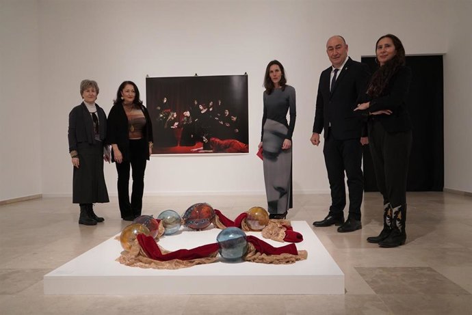 La artista Laura Torrado (dcha); el presidente de la Diputación, Miguel Ángel de Vicente; la directora del Museo, Ana Doldán; la diputada de Igualdad, Pilar Martín, y la comisaria de 'Ouroboros', Alicia Chillida