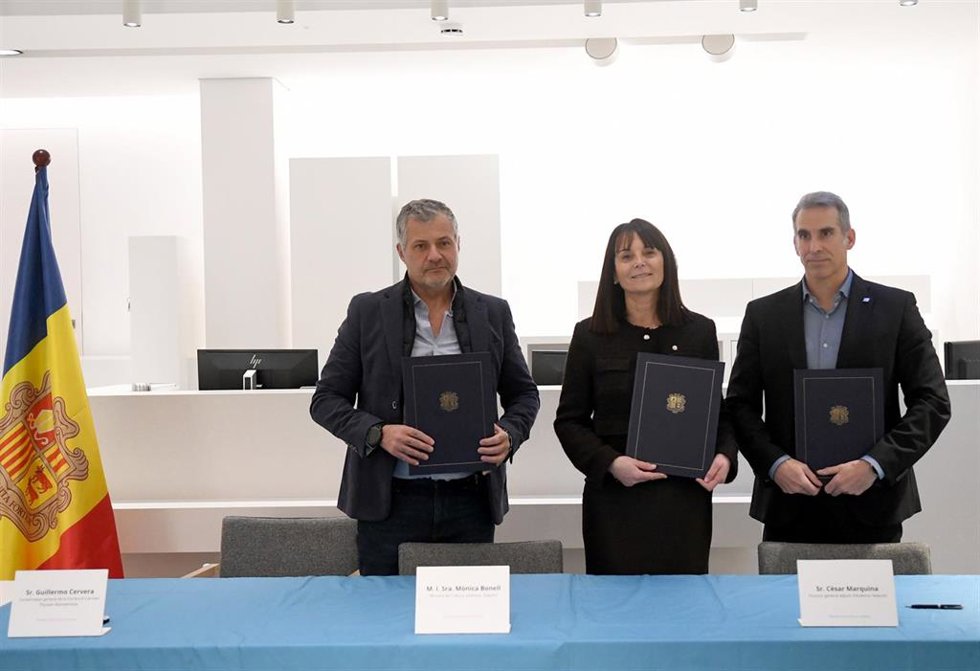 Guillermo Cervera, Mnica Bonell y Cesar Marquina durante la firma del convenio