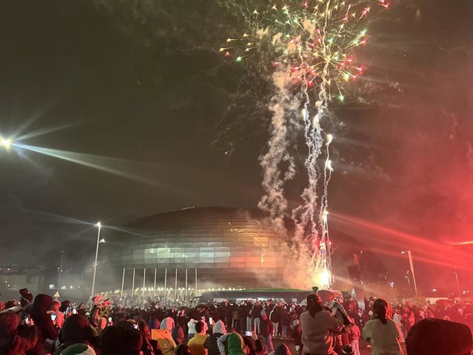 Llegada del bus del Racing al estadio.
